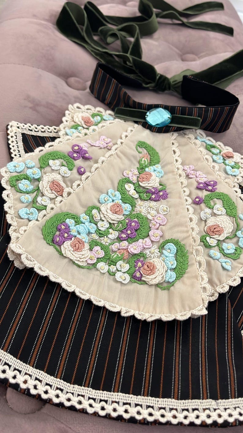 Viktoriansk jabot handbroderad med spets och avtagbar krage bild 20