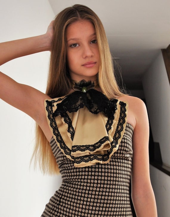 Jabot de seda collar victoriano encaje negro accesorio couture cuello statement para fotos estilismo editorial gótico
