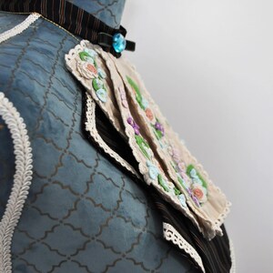 Viktoriansk jabot handbroderad med spets och avtagbar krage bild 15
