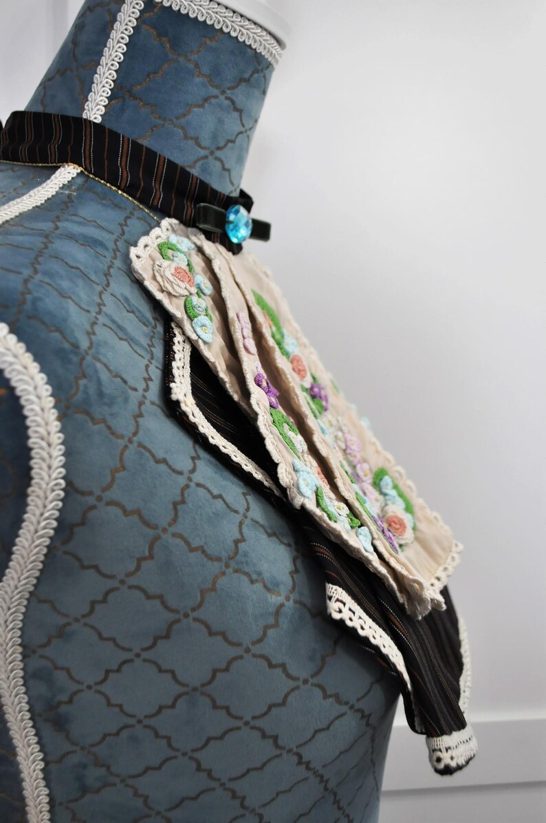 Viktoriansk jabot handbroderad med spets och avtagbar krage bild 15