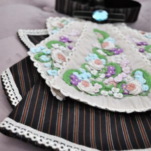 Viktoriansk jabot handbroderad med spets och avtagbar krage bild 14