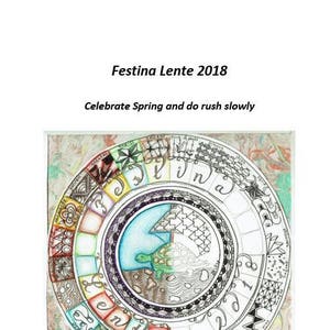 Op de afbeelding: Een kleurrijk cirkelvormig ontwerp met de woorden "Festina Lente 2018" en "Celebrate Spring and do rush slowly" bovenaan. Het ontwerp bevat een verscheidenheid aan patronen en kleuren, waaronder rood, oranje, geel, groen, blauw en paars. Het midden van het ontwerp toont een schildpad.