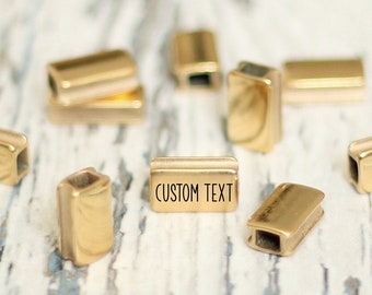 Cuentas personalizadas para pulseras. Entrepiezas grabadas en metal con dijes dorados. Cuentas pequeñas con etiqueta rectangular personalizada. Regalo personalizado joyería de imagen DIY