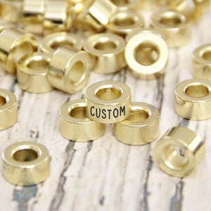 Personalisierte Perlen mit Gravur Namen. Goldene Spalten Spacer nach Maß. Kleine Metall separate Armband Tags 8 mm. Tube Logo Bild Charme Familien Geschenk