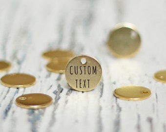 Encanto de escritura redondo personalizado. Etiqueta metálica de acero con moneda de color dorado. Charm colgante personalizado grabado. Enlace de joyería al por mayor con logotipo