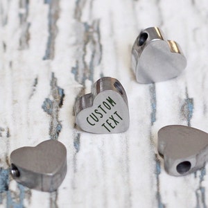 Contas de coração personalizadas. Amuleto gravado com corações personalizados. Contas de prata com imagem do logotipo do nome em metal para pulseira. Adoro presente artesanal para seus espaçadores