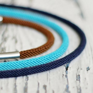 Armreif personalisiert für Frauen personalisierte Geschenk für Mutter geflochten graviert Schmuck Zitat dünner Armreif Freundschaft Abstand blaues Kordelarmband Bild 5