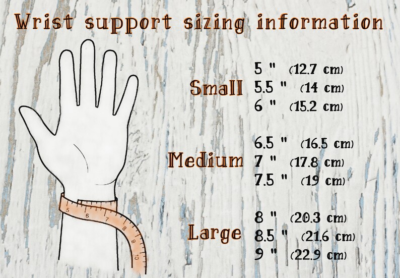 Op de afbeelding: Afbeelding met informatie over de maatvoering van polssteunen. Een hand is afgebeeld met een meetlint om de pols. Maten worden vermeld als Klein (12,7 cm tot 15,2 cm), Medium (16,5 cm tot 19 cm) en Groot (20,3 cm tot 22,9 cm).