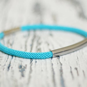 Pulseras personalizadas para mujer, regalo personalizado para mamá, joyería trenzada grabada, cita, brazalete fino, distancia de amistad, pulsera de cordón azul imagen 2