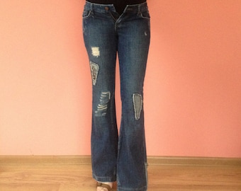 Spedizione gratuita!!! Jeans vintage CALVIN KLEIN. Jeans a zampa d'elefante a vita bassa da donna. Denim blu ricamato. Taglia 26