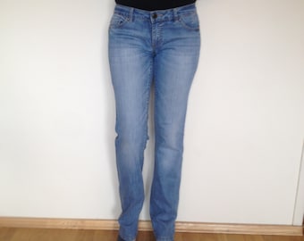 Spedizione gratuita!!!SOLO denim azzurro vintage. Jeans da donna azzurro chiaro a vestibilità dritta. Jeans da donna a vita bassa/media. Vestibilità regolare. Taglia W29 / L34