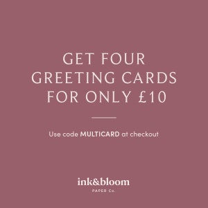 K&ouml;nnte beinhalten: Werbebild auf einem mauvefarbenen Hintergrund mit dem Text "GET FOUR GREETING CARDS FOR ONLY &pound;10". Darunter steht "Use code MULTICARD at checkout". Das Logo von "ink&bloom PAPER Co." befindet sich unten.