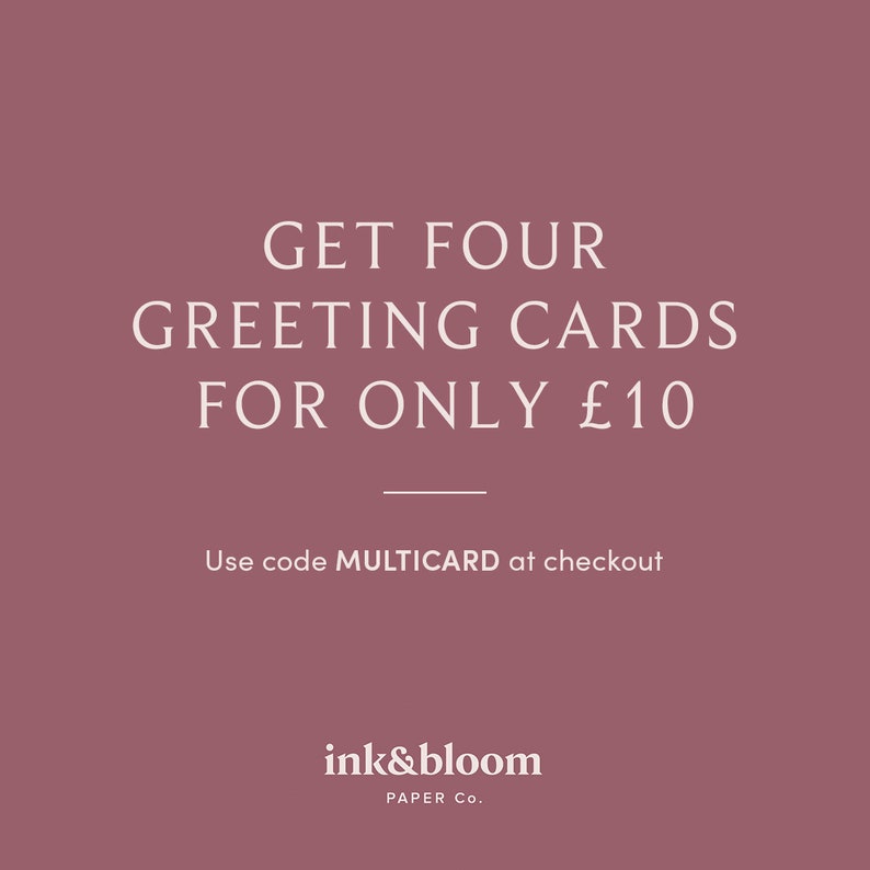 K&ouml;nnte beinhalten: Werbebild auf einem mauvefarbenen Hintergrund mit dem Text "GET FOUR GREETING CARDS FOR ONLY &pound;10". Darunter steht "Use code MULTICARD at checkout". Das Logo von "ink&bloom PAPER Co." befindet sich unten.