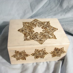Caja de madera con forma de copo de nieve para quemar madera