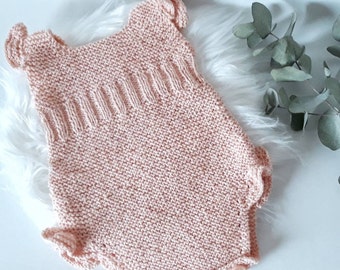 Barboteuse bébé,  rétro vintage, taille 0.3 mois, tricotée main dans un fil 100 % coton rose, petits volants