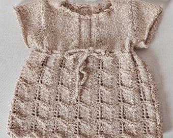 Robe bébé tricotée main dans un fil coton et lin beige joli point de dentelle taille 6 mois