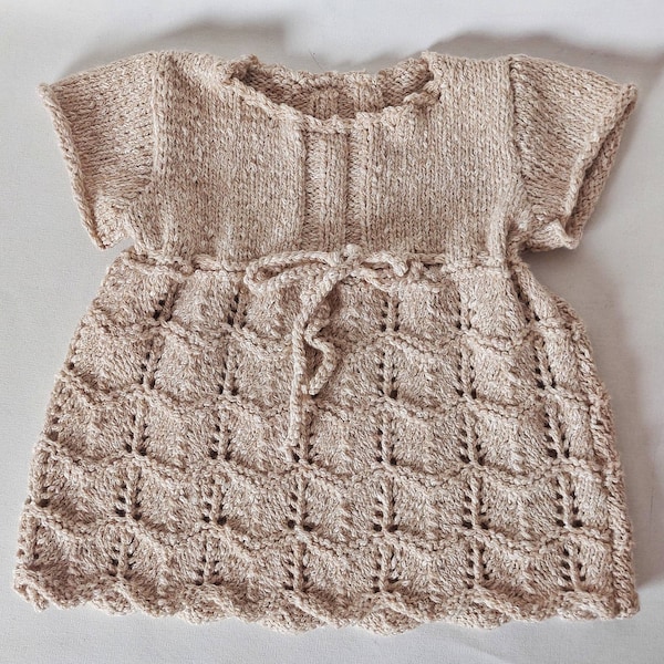 Robe bébé tricotée main dans un fil coton et lin beige joli point de dentelle taille 6 mois