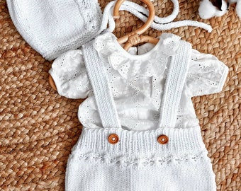 Ensemble vintage bébé tricoté main  béguin et  culotte à bretelles en coton blanc