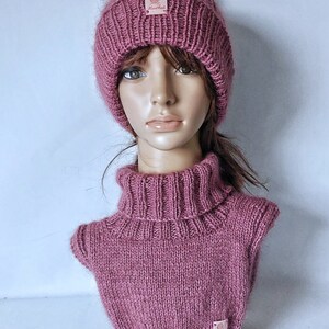 Bonnet femme en laine tricoté main double fil mérinos et mohair coloris bois de rose et son gros pompon fausse fourrure image 5