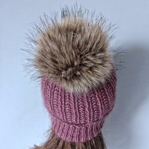 Bonnet femme en laine tricoté main double fil mérinos et mohair coloris bois de rose et son gros pompon fausse fourrure image 6