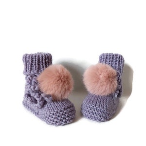 Chaussons bébé en laine tricoté main fil mérinos mauve et pompons fausse fourrure roses poudré image 3