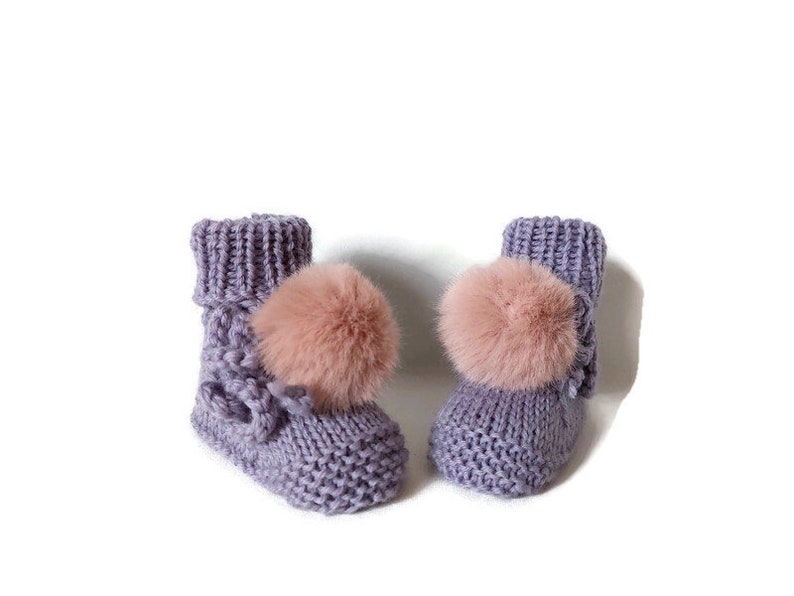 Chaussons bébé en laine tricoté main fil mérinos mauve et pompons fausse fourrure roses poudré image 3