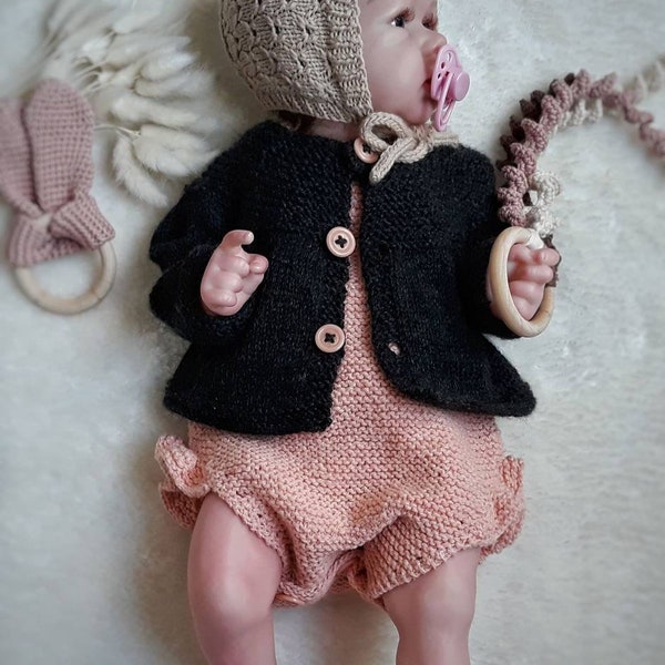 Ensemble bébé (0-3 mois) tricoté main : barboteuse - gilet et ballerines coordonnés