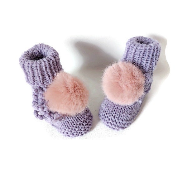 Chaussons bébé en laine tricoté main fil mérinos mauve et pompons fausse fourrure roses poudré