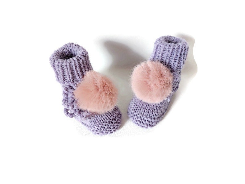 Chaussons bébé en laine tricoté main fil mérinos mauve et pompons fausse fourrure roses poudré image 1