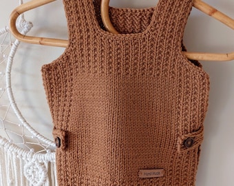 Casulla para bebé tejida a mano D'ardeur en hilo merino color caramelo