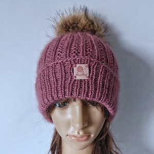 Bonnet femme en laine tricoté main double fil mérinos et mohair coloris bois de rose et son gros pompon fausse fourrure image 3