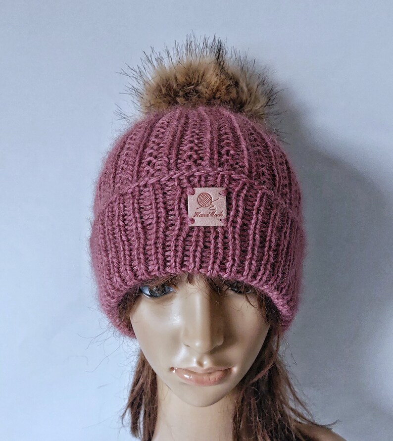 Bonnet femme en laine tricoté main double fil mérinos et mohair coloris bois de rose et son gros pompon fausse fourrure image 3