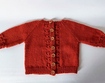Gilet bébé tricoté main taille 6 mois fil 100 % mérinos coloris terracotta