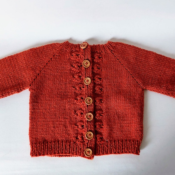 Gilet bébé tricoté main taille 6 mois fil 100 % mérinos coloris terracotta