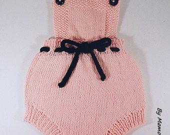 Barboteuse bébé,  rétro vintage, à bretelles, taille 0.3 mois, tricotée main dans un fil 100 % coton rose et noir