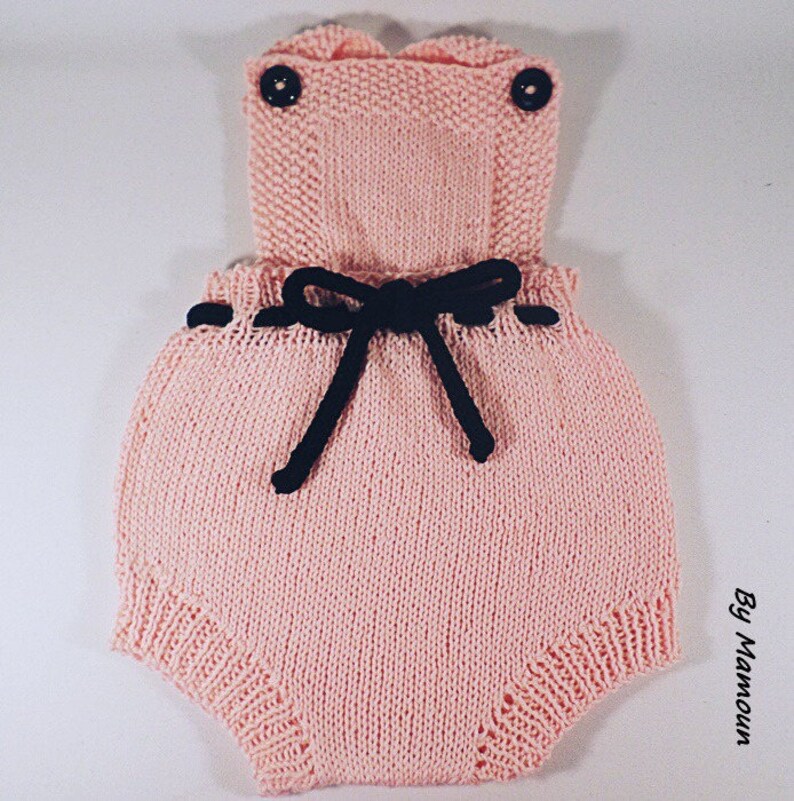 Barboteuse bébé, rétro vintage, à bretelles, taille 0.3 mois, tricotée main dans un fil 100 % coton rose et noir image 1