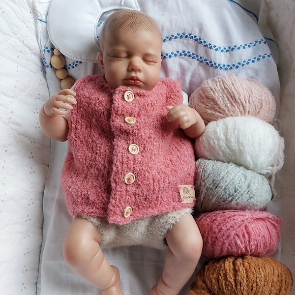 Gilet sans manche  bébé tricoté main dans un fil extra doux bouclette différents coloris