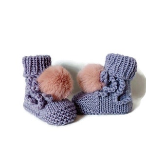 Chaussons bébé en laine tricoté main fil mérinos mauve et pompons fausse fourrure roses poudré image 2