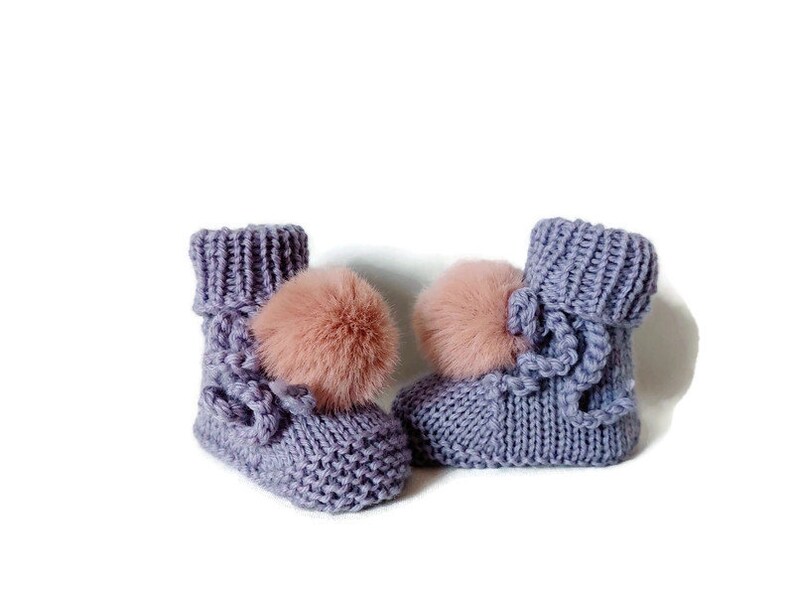 Chaussons bébé en laine tricoté main fil mérinos mauve et pompons fausse fourrure roses poudré image 2