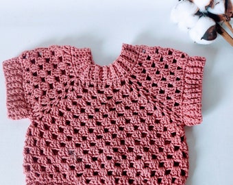 Maglioncino smanicato per bambina taglia 3 mesi lavorato a mano all'uncinetto in filo di cotone nel colore rosa antico