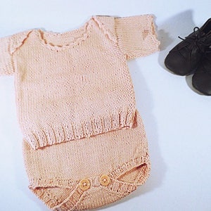 Ensemble vintage bébé 0-3 mois tricoté main dans un coton doux rose peau image 1