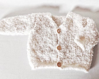 Gilet bébé tricoté main dans un fil extra doux bouclette écru taille 3 mois