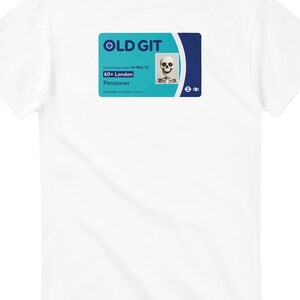 Op de afbeelding: Wit t-shirt met een blauw en wit ontwerp dat lijkt op een London transportkaart. Het ontwerp bevat de tekst "OLD GIT", een skeletafbeelding en "60+ London Pensioner".