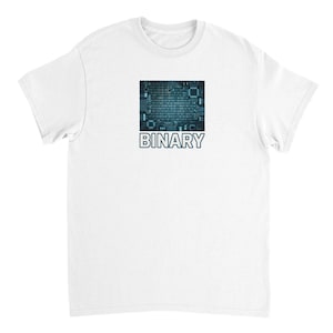 Peut inclure: T-shirt blanc avec un motif carré bleu représentant un circuit imprimé et le mot "BINARY" en bleu. Le motif est centré sur le devant. Le t-shirt est fait d'une matière douce et confortable.