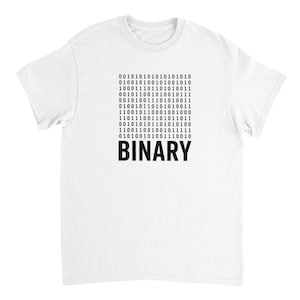 Könnte beinhalten: Weißes T-Shirt mit einem schwarzen Binärcode-Design und dem Wort "BINARY" darunter. Das Design zeigt ein Raster aus Binärziffern, das Computercode darstellt. Ein lässiges, bequemes T-Shirt.
