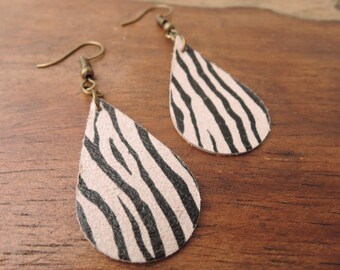 Drop-shaped leather earrings