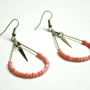 Two-coloured rockery pearl earrings