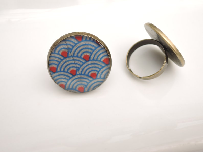 The round resin ring La japonisante bleue