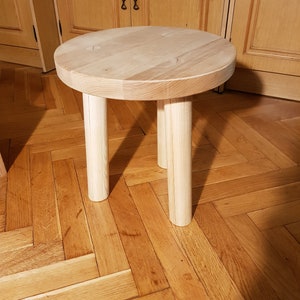 Tabouret classique en bois massif, petite table