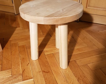 Klassieke massief houten kruk, kleine tafel